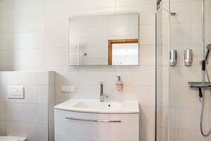 Shower, free toiletries, hair dryer, towels - Studio Apartment "Belroki Ranch" with Sauna, Terrace, and Garden (Waldeck)