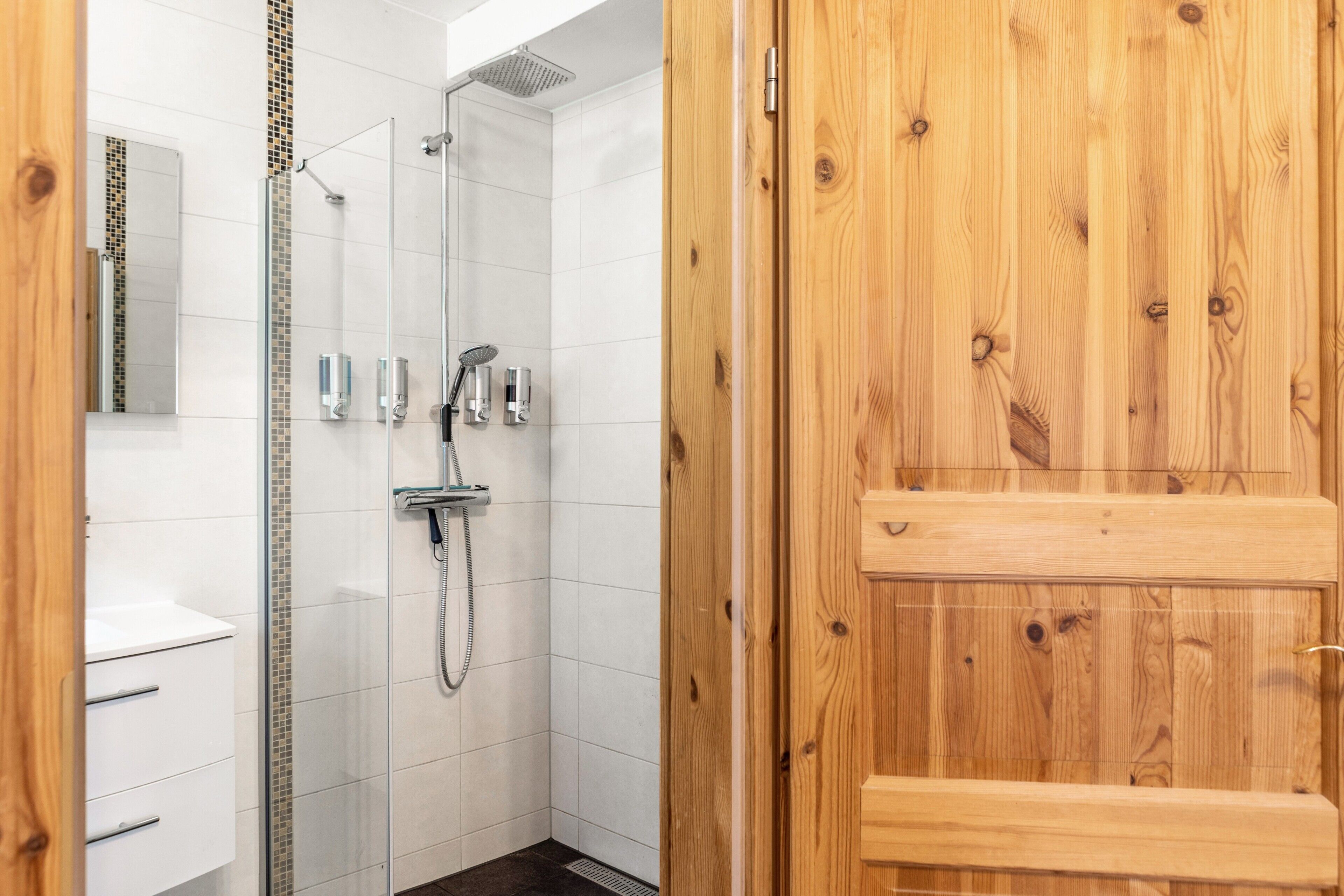 Shower, free toiletries, hair dryer, towels