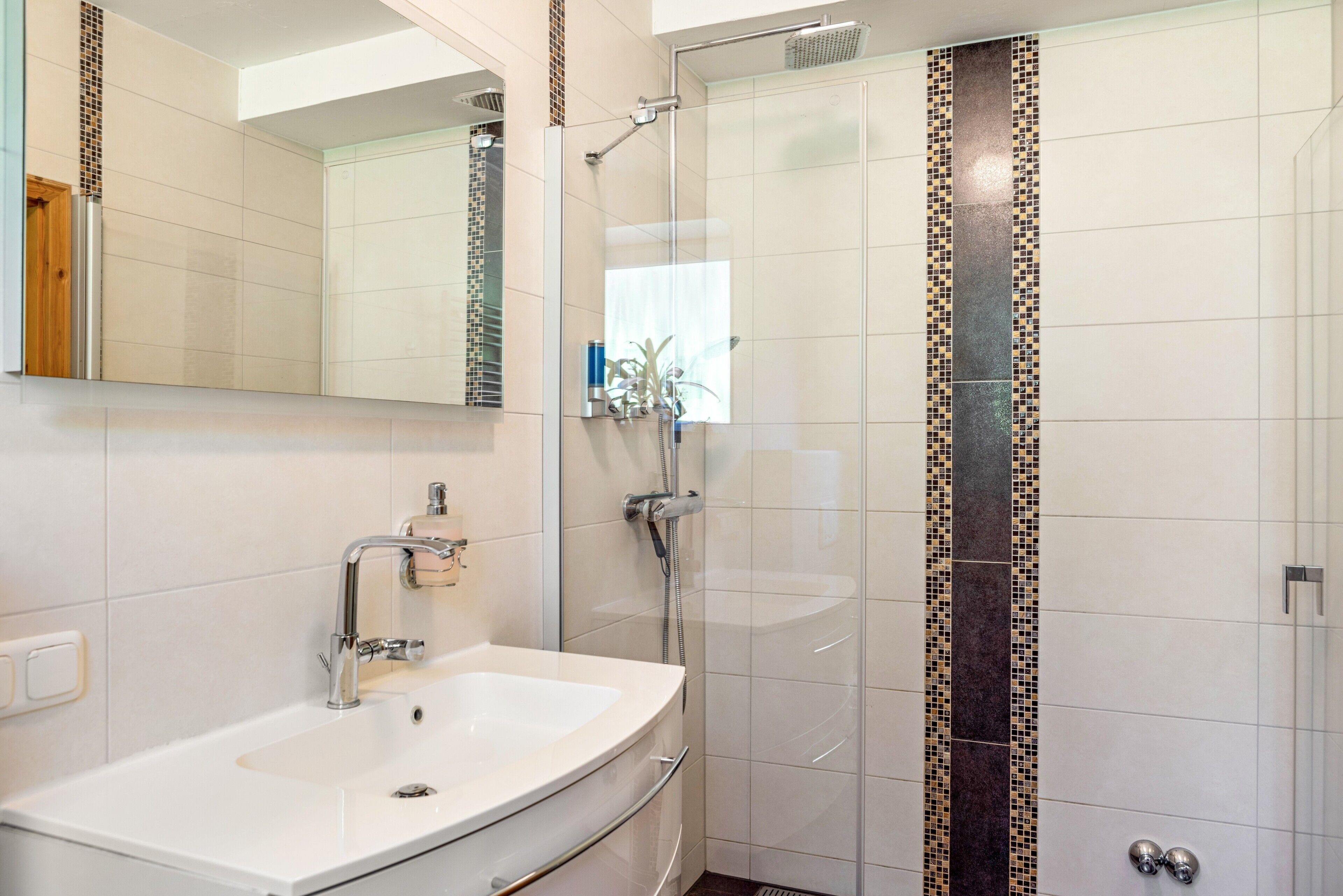 Dusche, kostenlose Toilettenartikel, Haartrockner, Handtücher