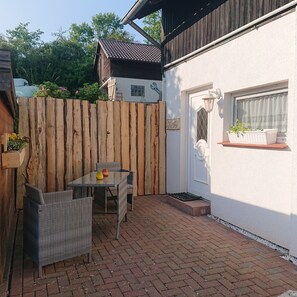 Outdoor dining - Studio Apartment "Belroki Ranch" with Sauna, Terrace, and Garden (Waldeck)