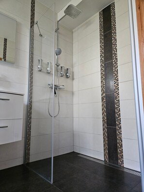 Dusche, kostenlose Toilettenartikel, Haartrockner, Handtücher