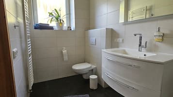 Suihku, ilmaiset hygieniatuotteet, hiustenkuivaaja, pyyhkeet