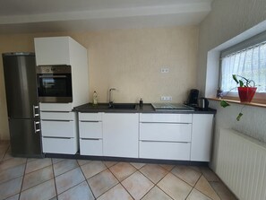 Fridge, microwave, oven, stovetop - Studio Apartment "Belroki Ranch" with Sauna, Terrace, and Garden (Waldeck)