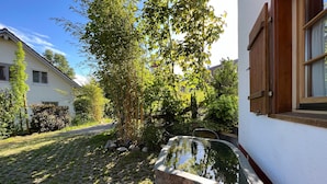 A courtyard with a stone water feature, a pathway, and surrounding greenery. - Apartment "Pias Nature Retreat i - Studio" with Private Terrace, Shared Garden & Wi-Fi (Goppertsweiler)