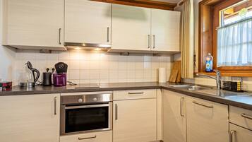 Fridge, oven, stovetop, dishwasher