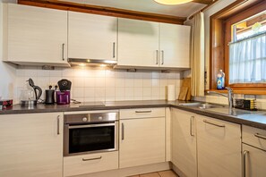 Fridge, oven, stovetop, dishwasher - Apartment "Pias Nature Retreat i - Studio" with Private Terrace, Shared Garden & Wi-Fi (Goppertsweiler)