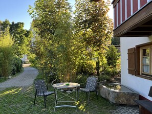 Outdoor dining - Apartment "Pias Nature Retreat i - Studio" with Private Terrace, Shared Garden & Wi-Fi (Goppertsweiler)