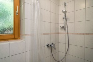 Dusche, Haartrockner, Handtücher