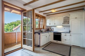 Kylskåp, ugn, spishäll och diskmaskin