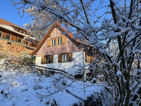 Exterior. Holiday Apartment "Pias Nature Retreat iii" with Balcony, Shared Garden & Wi-Fi