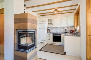 Fridge, oven, stovetop, dishwasher - Holiday Apartment "Pias Nature Retreat iii" with Balcony, Shared Garden & Wi-Fi (Goppertsweiler)