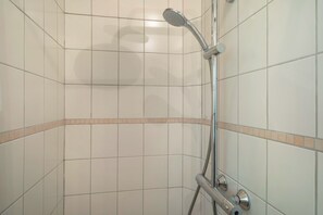 Chuveiro, secador de cabelo, toalhas de banho 