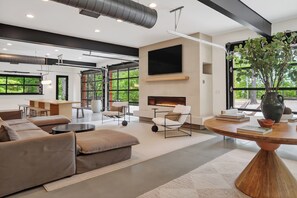 Smart TV, fireplace, video games, Netflix - The Holiday Hutt at Dale Hollow Lake-Close to Sunset, Bball Court, Movie Theater (Monroe)