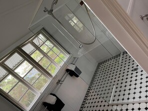 Deluxe House, 4 Bedrooms | Bathroom | Shower, towels - Emirau (Montville)