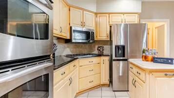 KylskÄp, mikrovÄgsugn, ugn och spishÀll