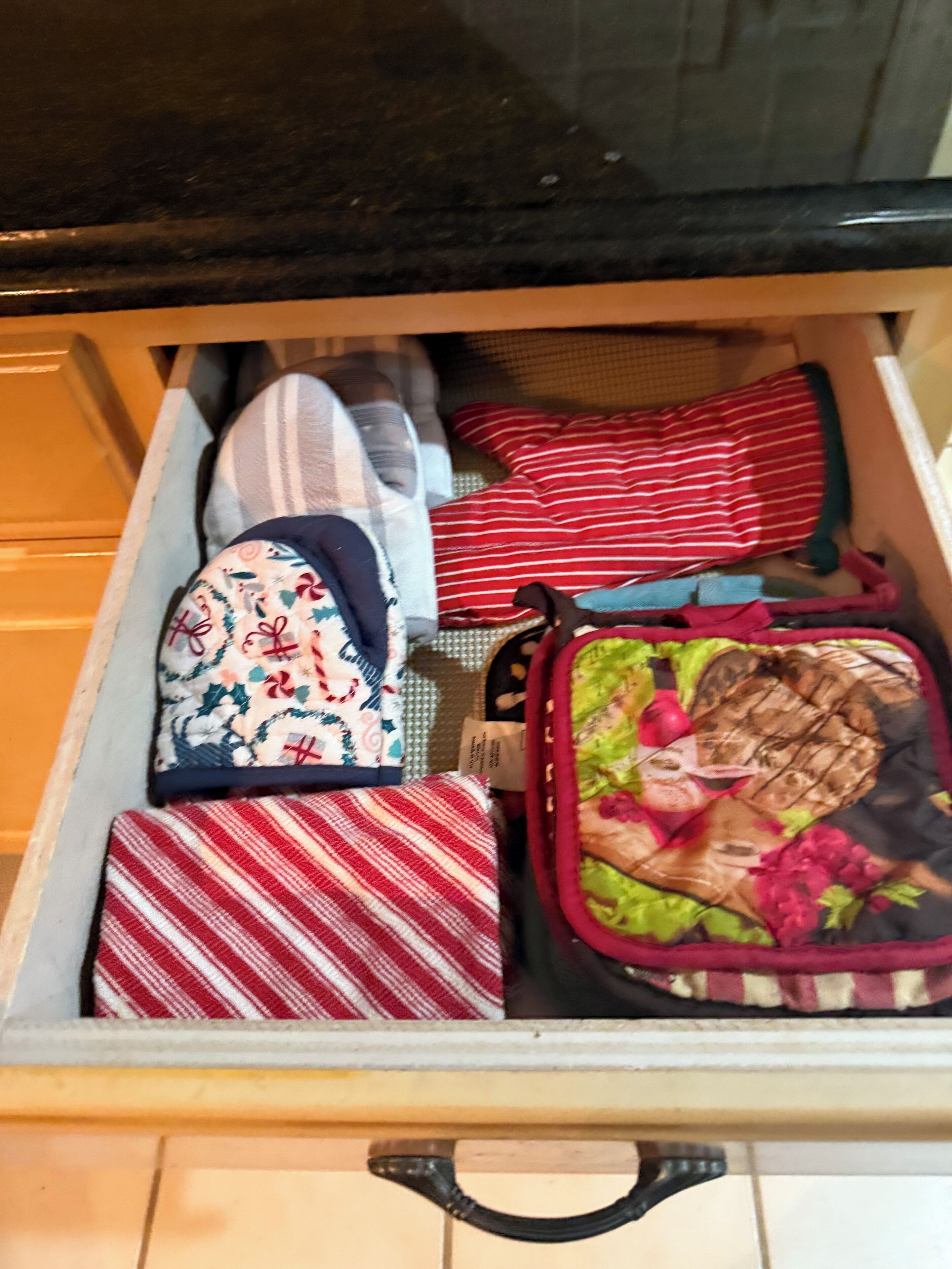 Un tiroir contenant des sacs rangés avec soin et une boîte à lunch.