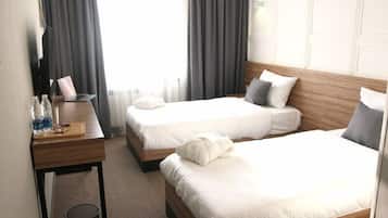 Habitación básica con 2 camas individuales | Ropa de cama de alta calidad y caja de seguridad en la habitación