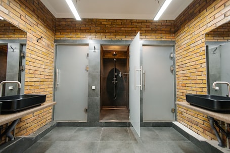 Basic Twin Room | Bathroom. 281 Hotel & Hostel