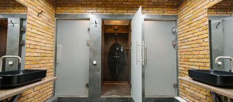 281 Hotel & Hostel 