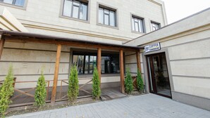 Un edificio con un letrero que dice '28 Coffee Coworking'.