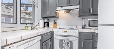 Réfrigérateur, four à micro-ondes, un four, surface de cuisson