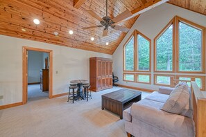 Televisión, chimenea, reproductor de DVD y tenis de mesa 