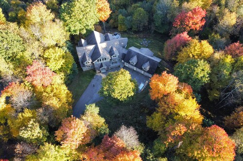Mountain-view home with hot tub, washer/dryer, central AC, fireplace