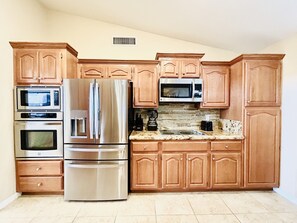 Kylskåp, mikrovågsugn, ugn och spishäll