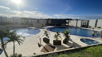 Una piscina al aire libre