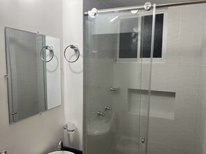 Regadera, toallas, jabón, papel de baño