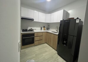 Kühlschrank, Wasserkocher mit Kaffee-/Teezubehör, Mixer