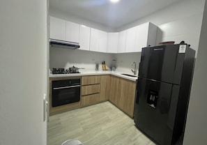 Kühlschrank, Wasserkocher mit Kaffee-/Teezubehör, Mixer