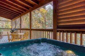 Outdoor dining - Best Location! Pigeon Forge, 1 mile to Parkway, Dollywood, Island, Stampede (Pigeon Forge)