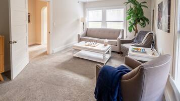 Una Smart TV, una chimenea, libros