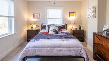 2 slaapkamers, een strijkplank/strijkijzer, gratis wifi, beddengoed