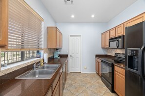 Frigorifero, microonde, forno, piano cottura