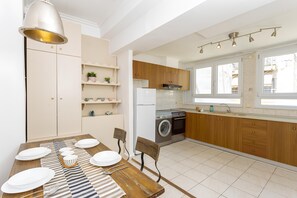 Frigorifero, forno, piano cottura, lavastoviglie