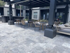 Outdoor dining - Beautiful Luxury Condo IN Downtown Orlando (Orlando)