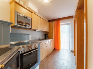 冷蔵庫、電子レンジ、オーブン、コンロ