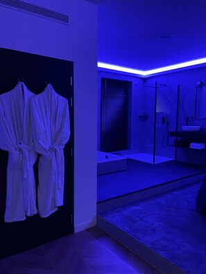 Luxury Suite | Bathroom | Separate bathtub and shower, jetted bath, hair dryer, bathrobes - Ennéa - Jacuzzi & Luxury Suites (Perpignan)