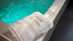 Luxury Suite | Bathroom