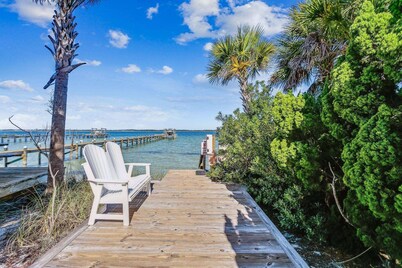 *Reduced Rates* Sunshine and Sand | Your Comfortable Waterfront House | Sandy Yard |Family Friendly