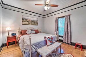 2 bedrooms, iron/ironing board, travel cot, WiFi - Burgaw House w/ Large Covered Porch & Swing! (Burgaw)