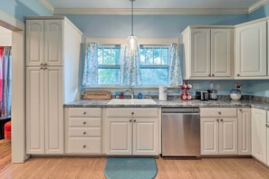 Fridge, microwave, stovetop, dishwasher - Burgaw House w/ Large Covered Porch & Swing! (Burgaw)