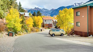 A road leading to a cabin with a van parked nearby, surrounded by autumn foliage and mountains in the background. - Cozy Telluride Condo Near Ski Resort & Hiking (Telluride)