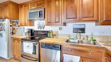 Fridge, microwave, stovetop, dishwasher