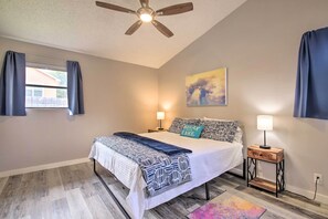 3 bedrooms, desk, iron/ironing board, travel cot - Bright Jonestown Retreat w/ Yard & Porch! (Jonestown)