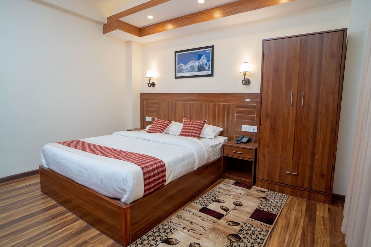 1 bedroom, premium bedding, memory-foam beds, desk