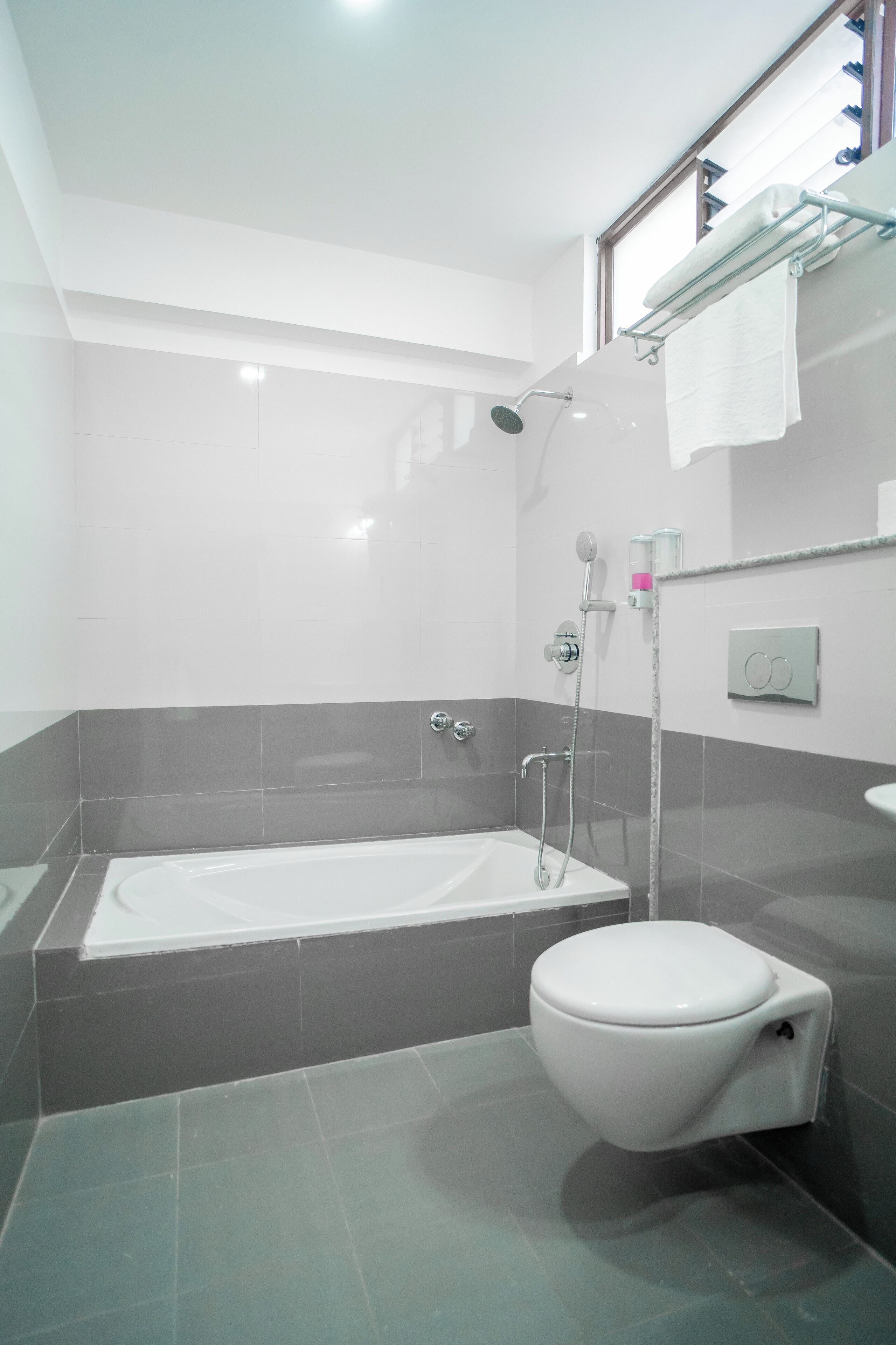 Deluxe-Doppelzimmer, Badewanne | Badezimmer | Dusche, Regendusche, kostenlose Toilettenartikel, Haartrockner