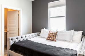 3 habitaciones, escritorio, tabla de planchar con plancha y wifi gratis